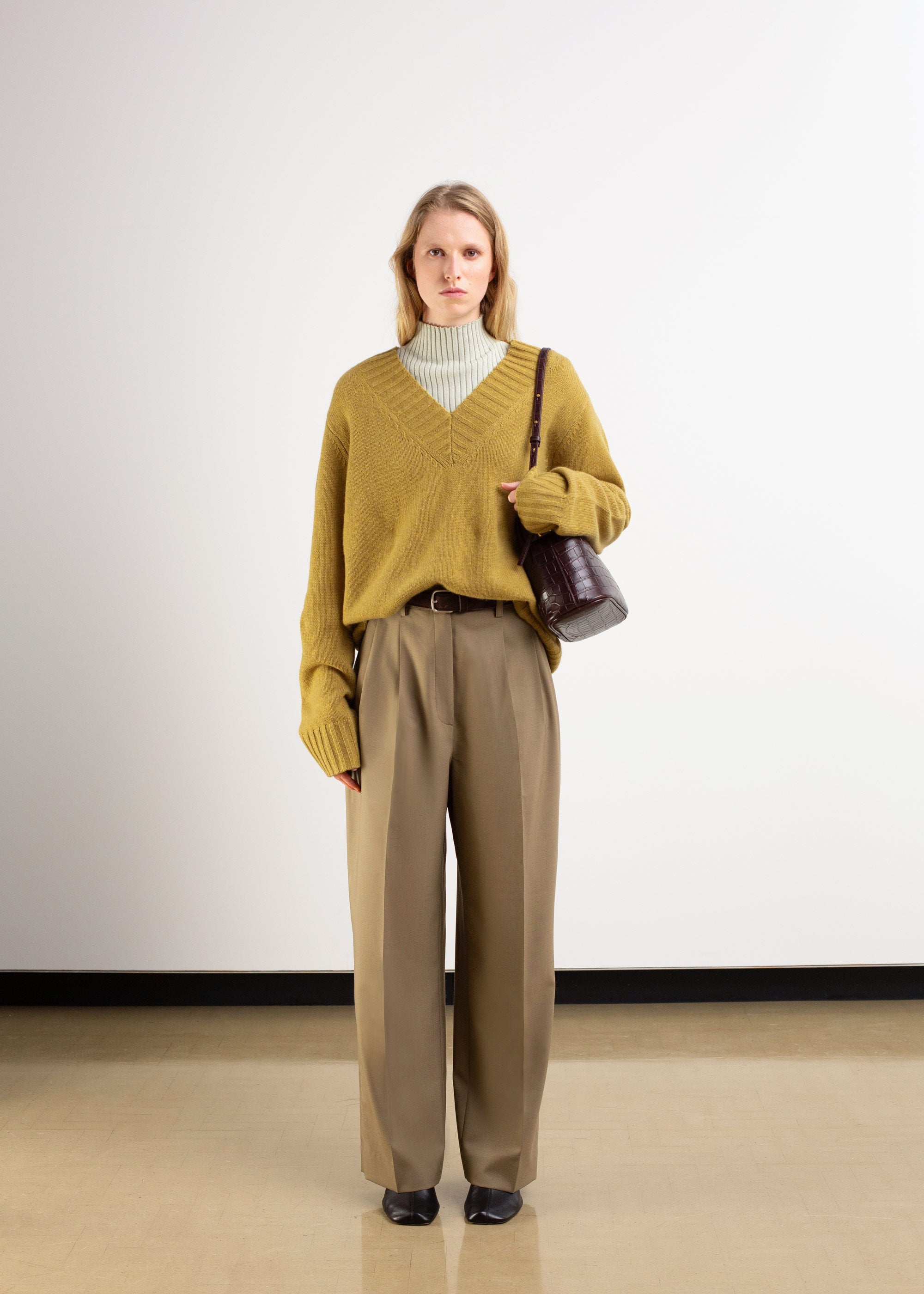 Cashmere V-Neck Knit Chartreuse | Yu Mei