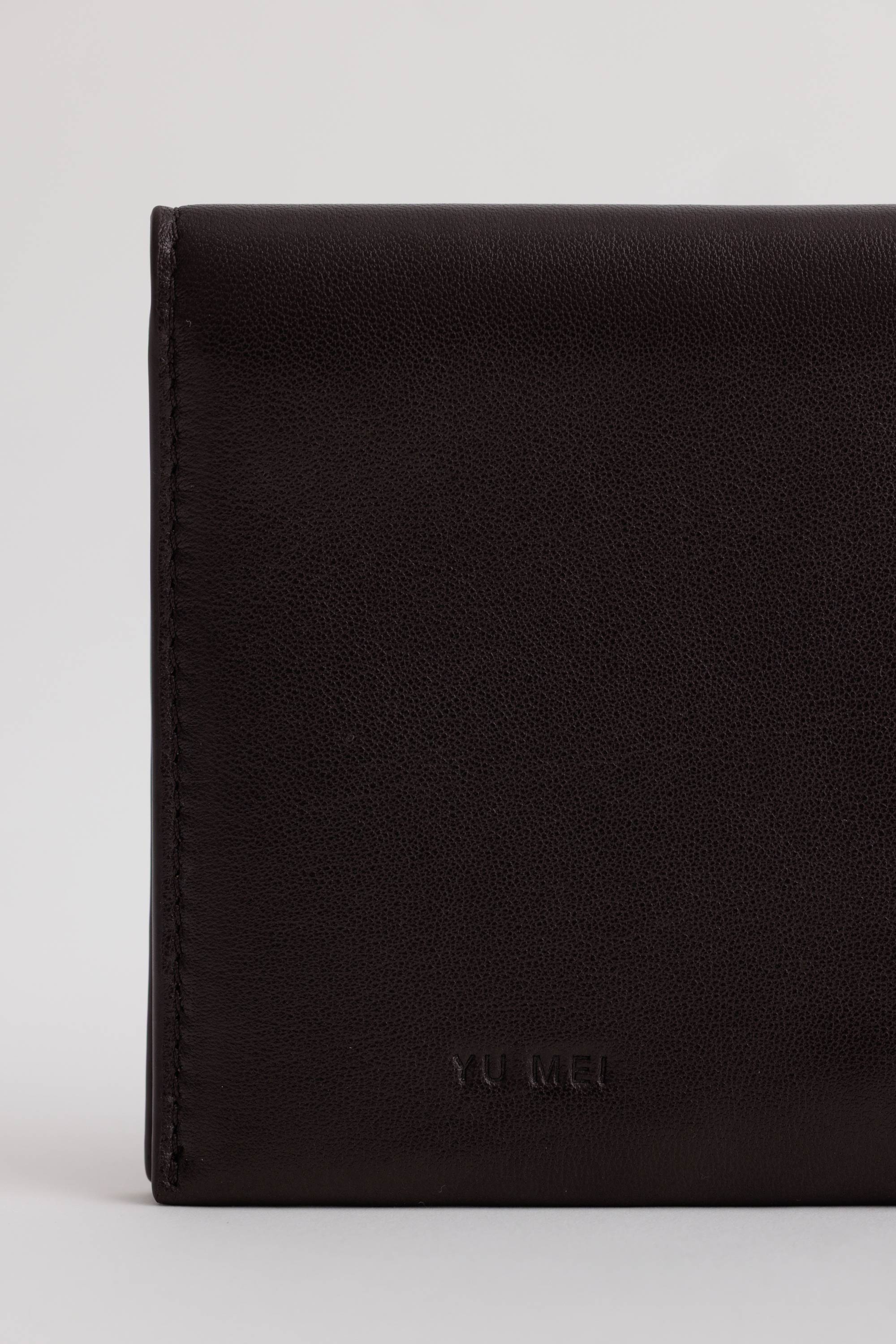 Jessie Folio in Americano Lambksin close-up view showing debossed logo