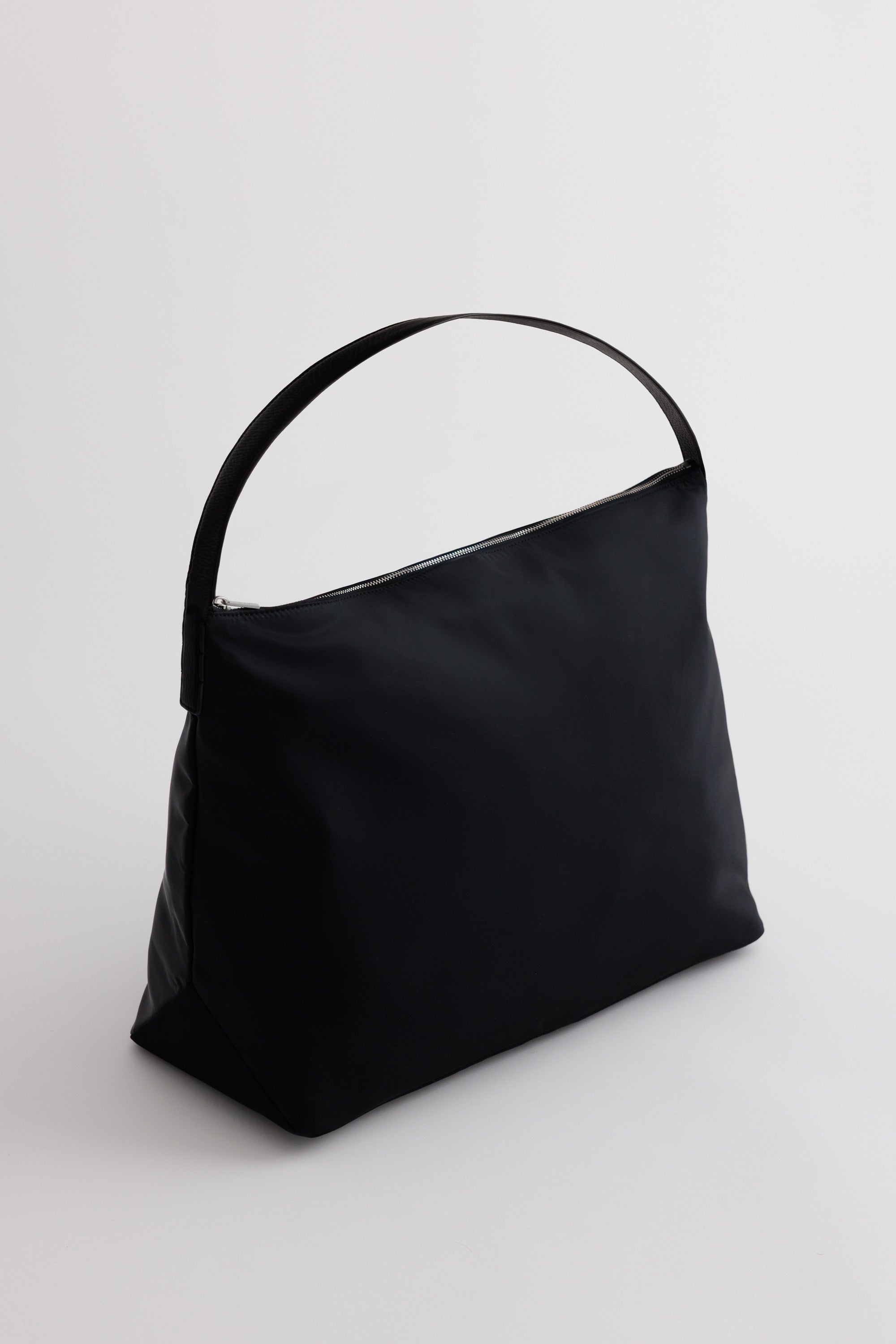Large UTILITY Braidy in Black nylon 45 degree view with side gusset detail