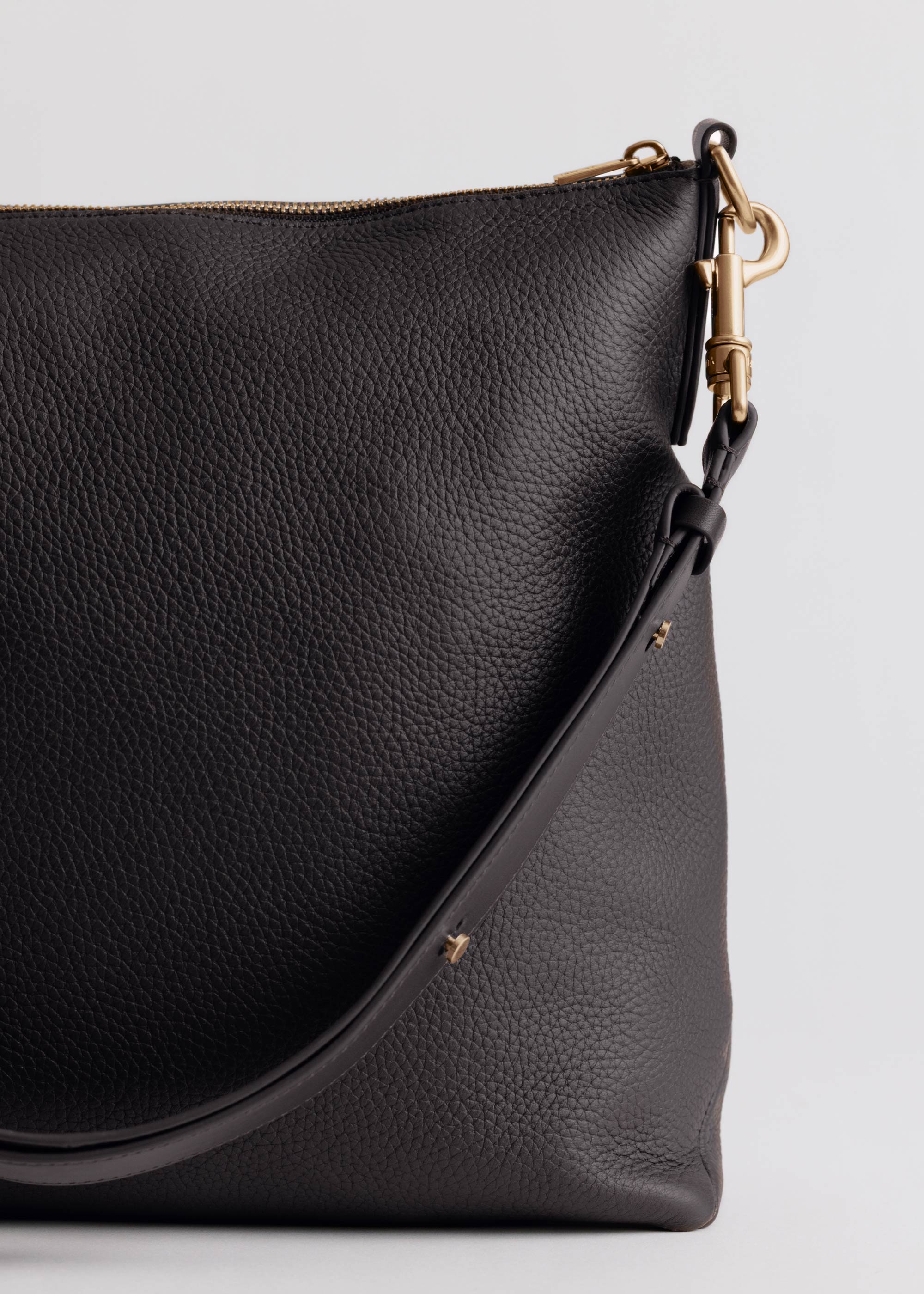 Braidy Bag in Americano Deer Nappa detail showing leather texture and adjustable strap fastening