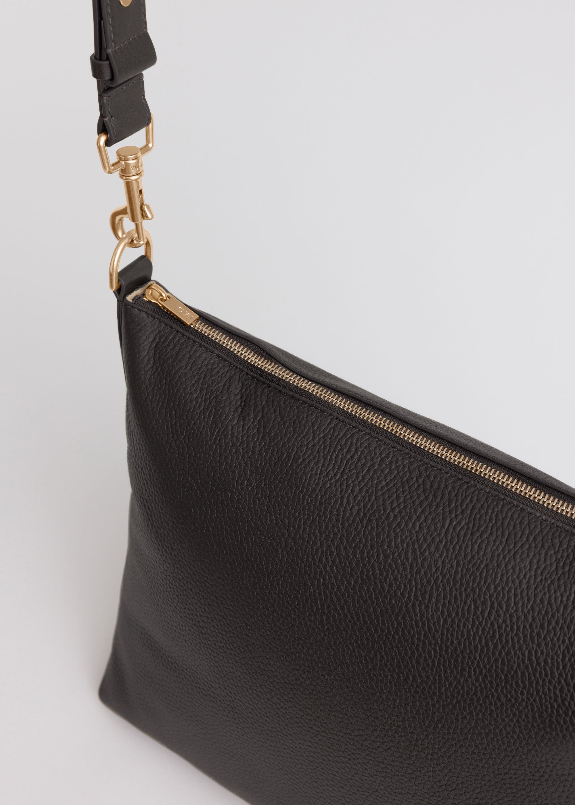 Braidy Bag in Americano Deer Nappa detail show leather texture and adjustable strap fastening
