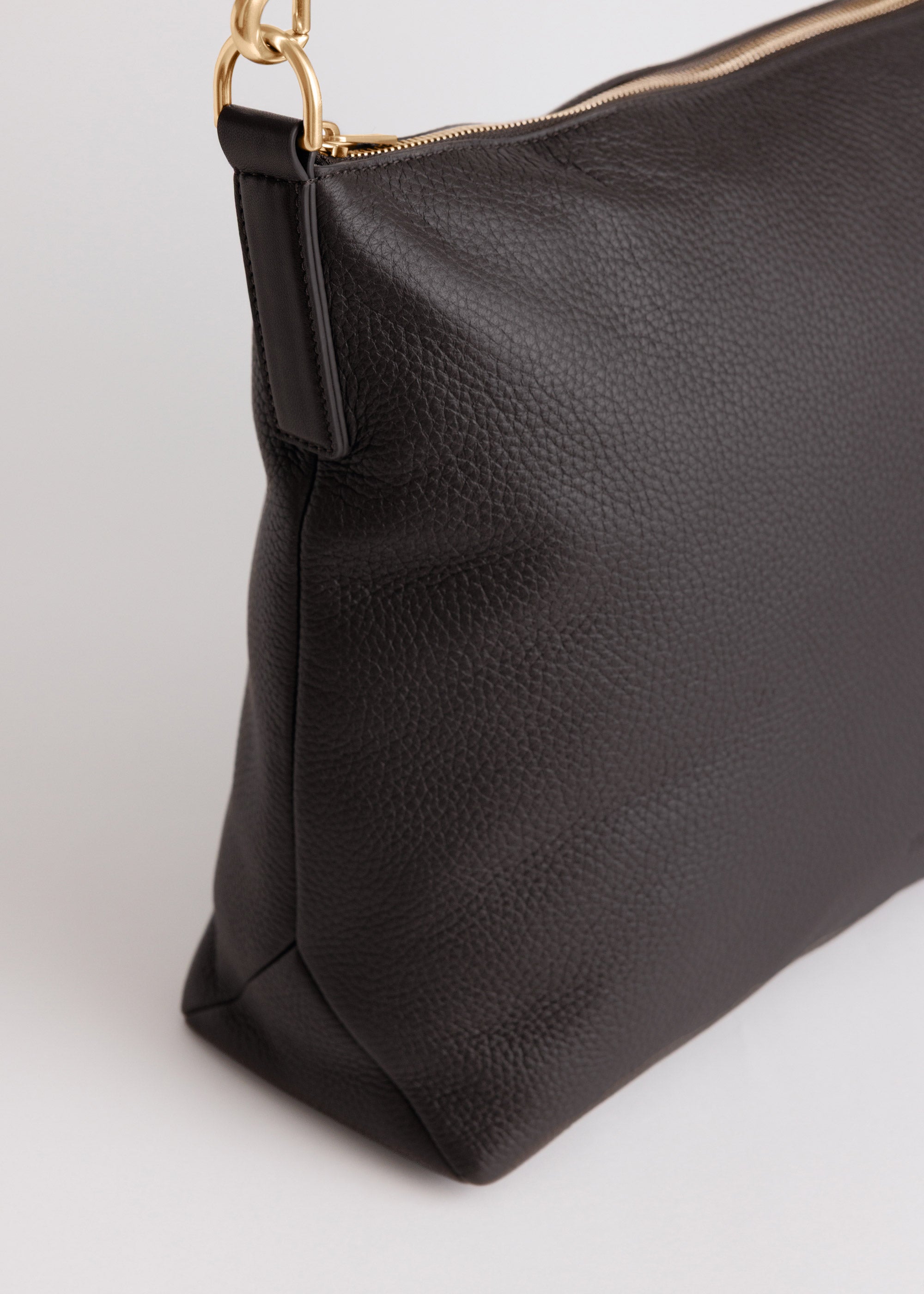 Braidy Bag in Americano Deer Nappa detail showing leather grain and hardware