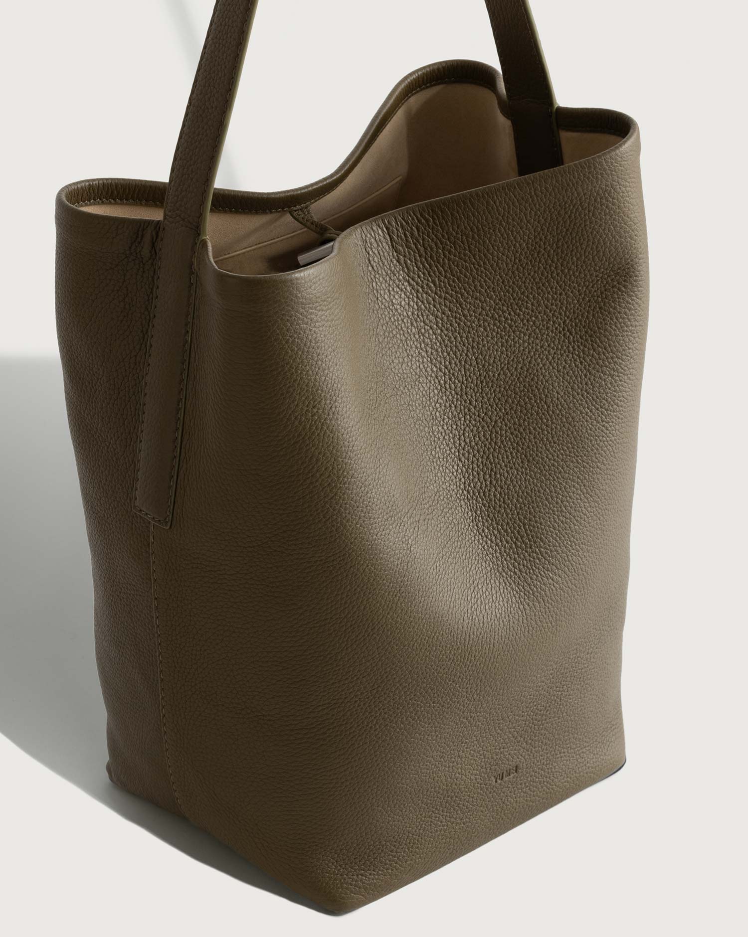 Tote side profile