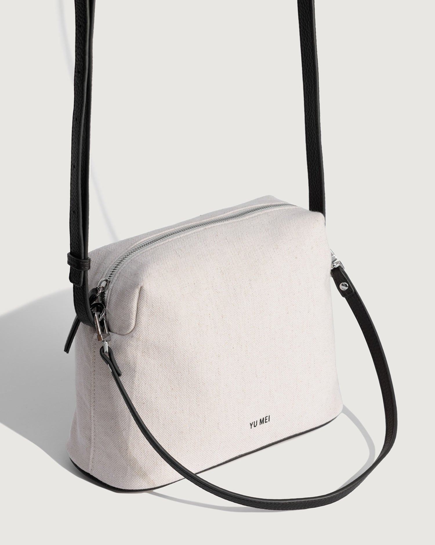 Bag side profile with detachable shoulder strap